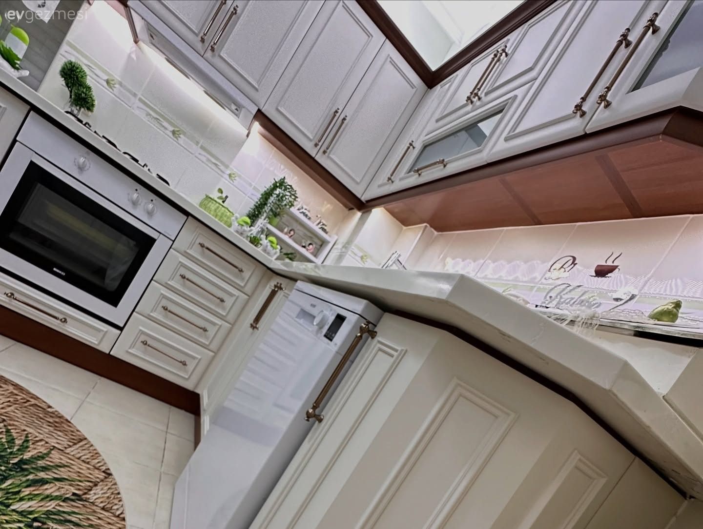 Bu Mutfaktaki Sararmış Dolaplar Uygun Maliyetle Yenilenmiş