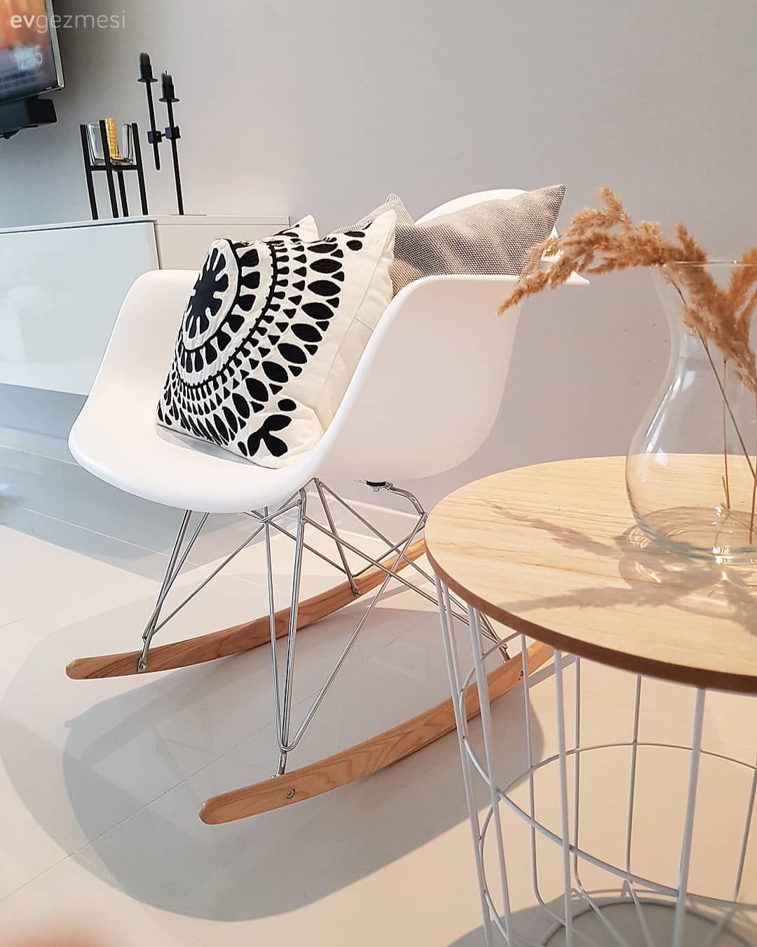 Sandalye, Beyaz, Metal ayaklı sehpa, Sehpa, Vazo, Ev Aksesuar, Şamdan