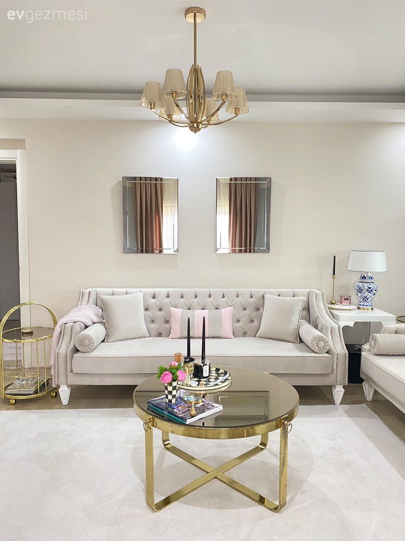 Salon, Klasik, Country, Beyaz, Bej, Koltuk takımı, Halı, Salon halısı, Fon perde, Vitrin, Ev bitkisi, Avize, Aydınlatma, Spot aydınlatma, Abajur, Orta sehpa, Sehpa, Yuvarlak sehpa, Kırlent, Ev tekstili, Puf, Ayna