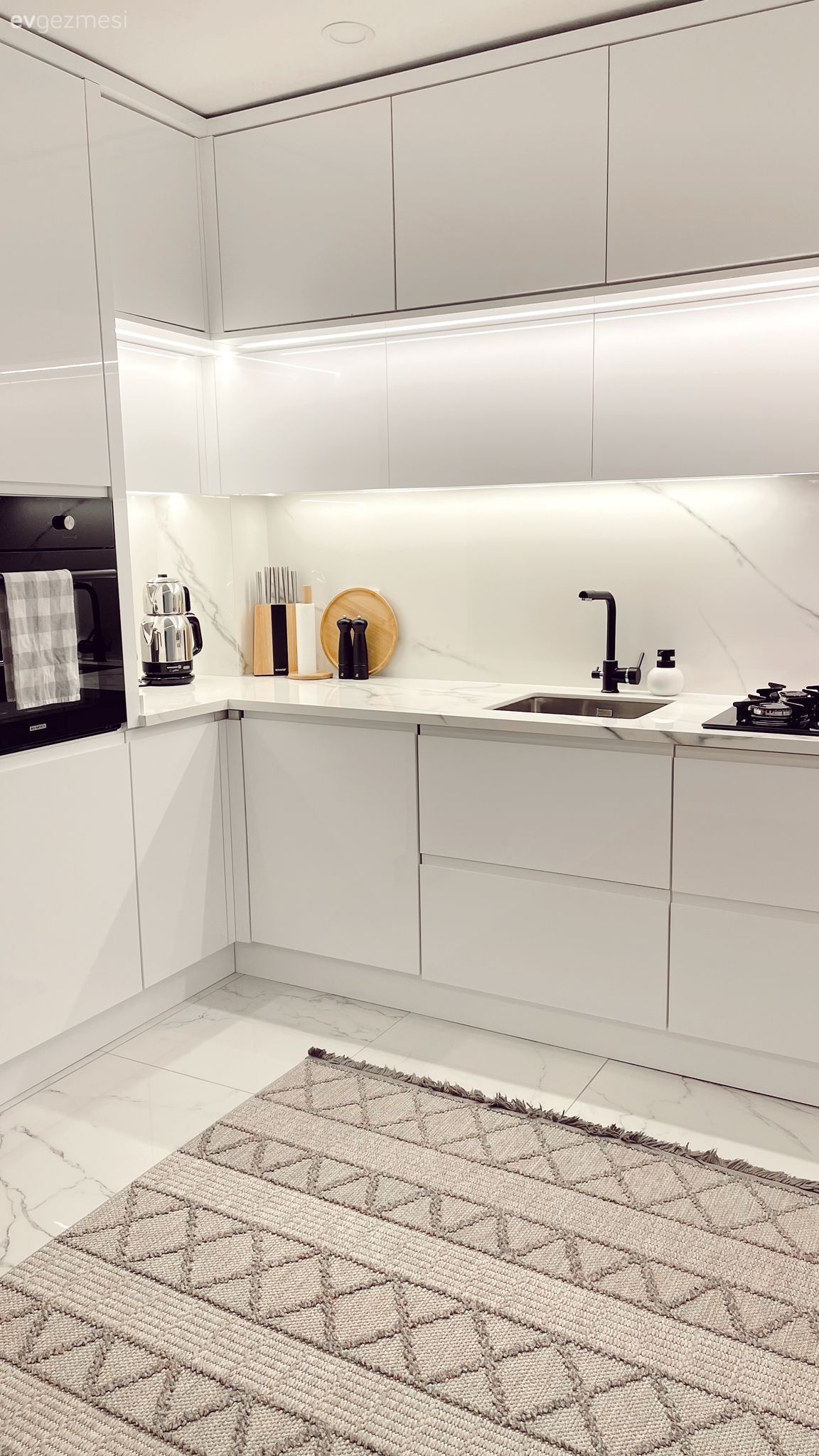 Mutfak, Beyaz, Modern mutfak, Mutfak tezgahı, Mutfak aksesuarları, Ankastre, Halı, Mutfak halısı