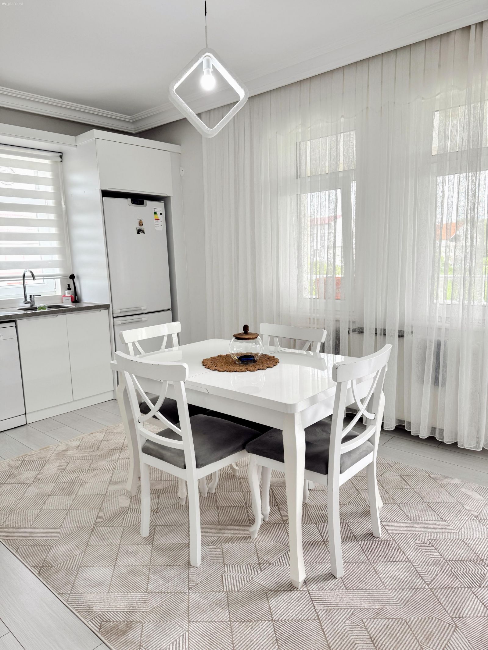 Beyazla Ferahlayan Bu Samsun Mutfağında Her Şey Tam Kararında