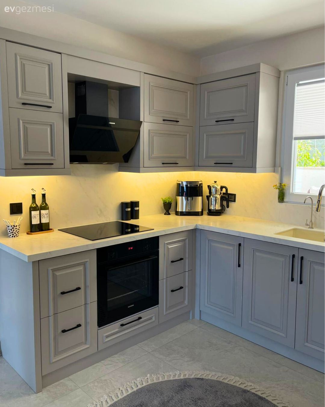 L-tipi mutfak, Mutfak, Bej, Beyaz, Gri, Siyah, Ankastre, Shaker kapaklı dolaplar, Mutfak tezgahı, Mutfak tezgah arası, Pencere önü eviye, Eviye , Davlumbaz