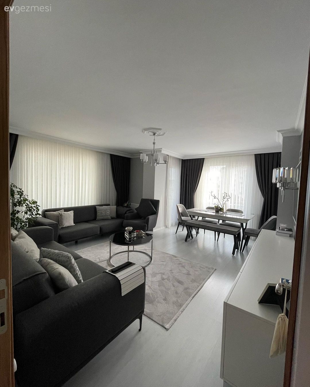 Salon, Modern, Gri, Beyaz, Bej, Koltuk takımı, Halı, Salon halısı, Orta sehpa, Sehpa, Ev Aksesuar, Sandalye, Yemek masası, Duvar saati, Duvar dekorasyonu, Salon avizesi, Kırlent, Ev tekstili, Parke, Fon perde, Perde, Tül perde