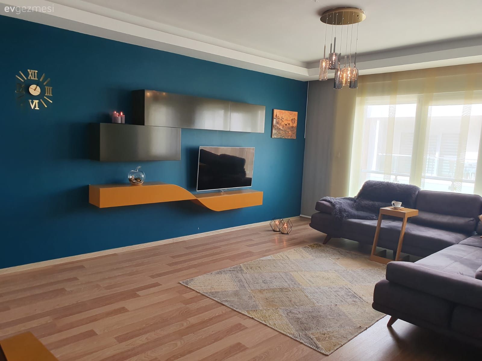 Salon, Modern, Büyük salon, Mavi duvar, Gri, Sarı, Köşe koltuk, Koltuk takımı, Halı, Tül perde, Perde, Avize, Aydınlatma, Salon avizesi, Tv ünitesi, Kırlent, Ev tekstili, Dubleks evler