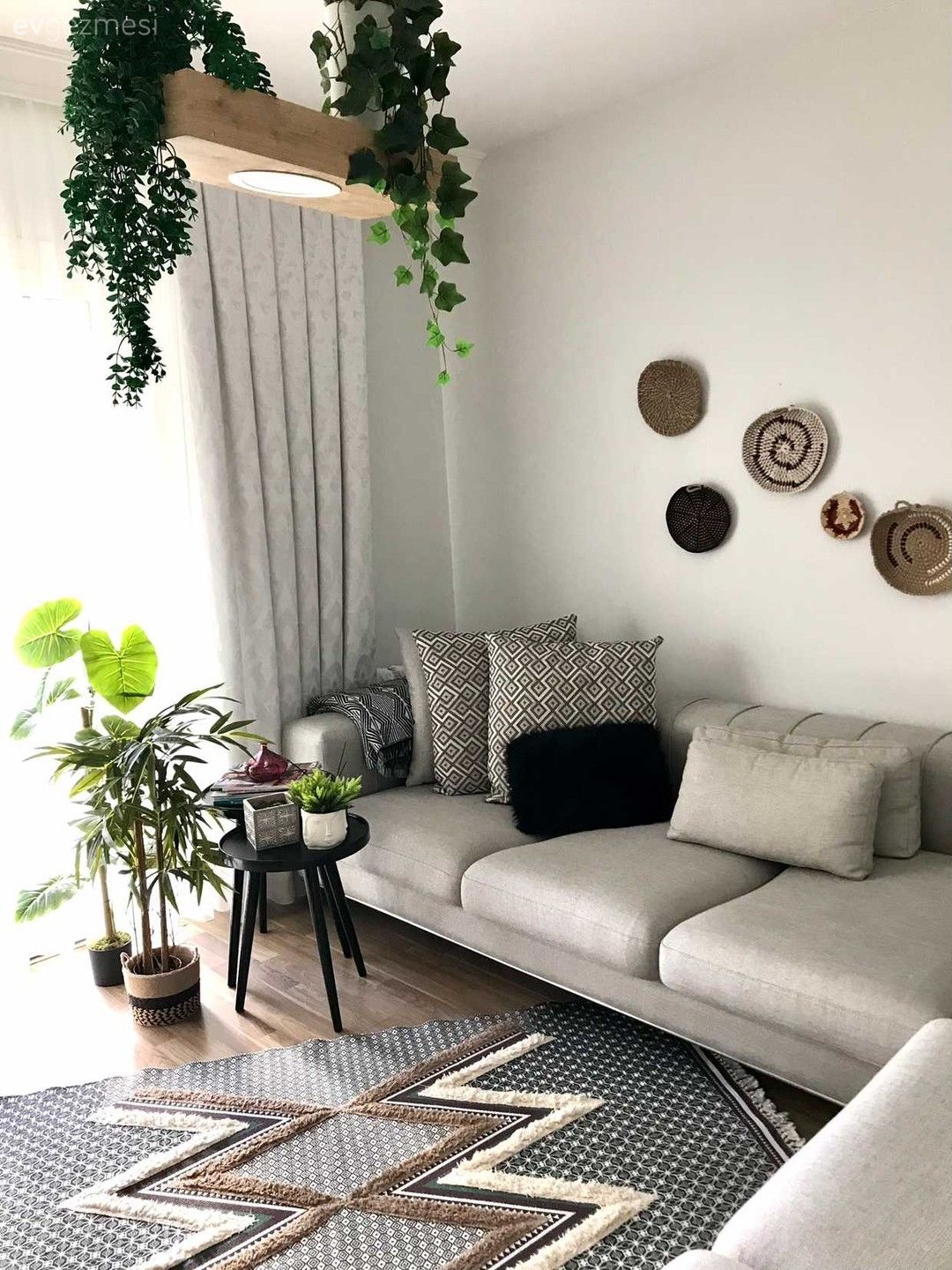 Sağı Solu Ahşap Olan Bu Evin Sıcaklık Kaynağı Belli