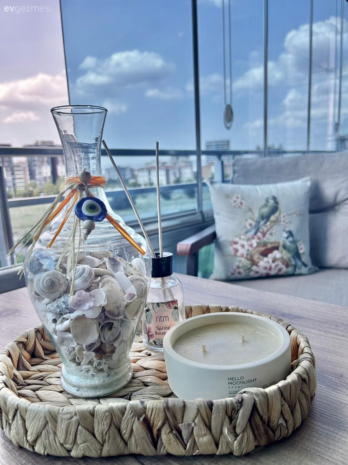 Kapalı balkon, Gri, Bej, Kırlent, Ev tekstili, Balkon oturma grubu, Balkon