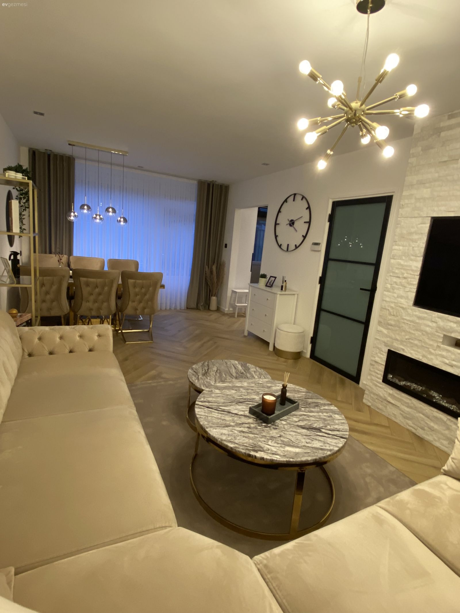 Salon, Modern, Art deko, Krem, Bej, Beyaz, Modern chesterfield, Koltuk takımı, Orta sehpa, Sehpa, Yuvarlak sehpa, Altın, Avize, Aydınlatma, Fon perde, Perde, Tül perde, Tablo, Duvar dekorasyonu, Kırlent, Ev tekstili, Elektrikli Şömine, Tv ünitesi, Duvar saati, Sandalye, Yemek masası, Dekoratif Objeler