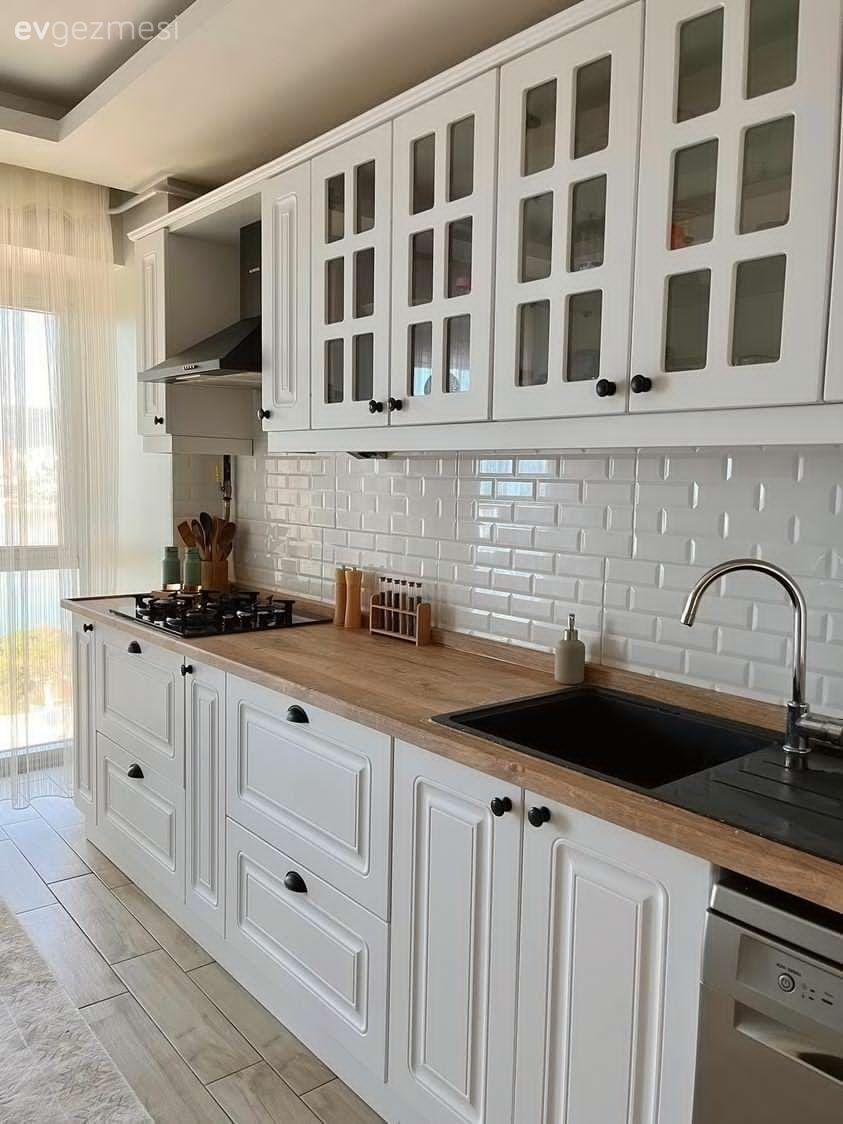 Mutfak, Beyaz, Beyaz ve ahşap mutfak, Ahşap mutfak tezgahı, Mutfak tezgahı, Mutfak tezgah arası, Tezgah arası seramik, Mutfak masası, Sandalye, Mutfak halısı, Mutfak perdesi, Davlumbaz, Mutfak aksesuarları, Shaker kapaklı dolaplar