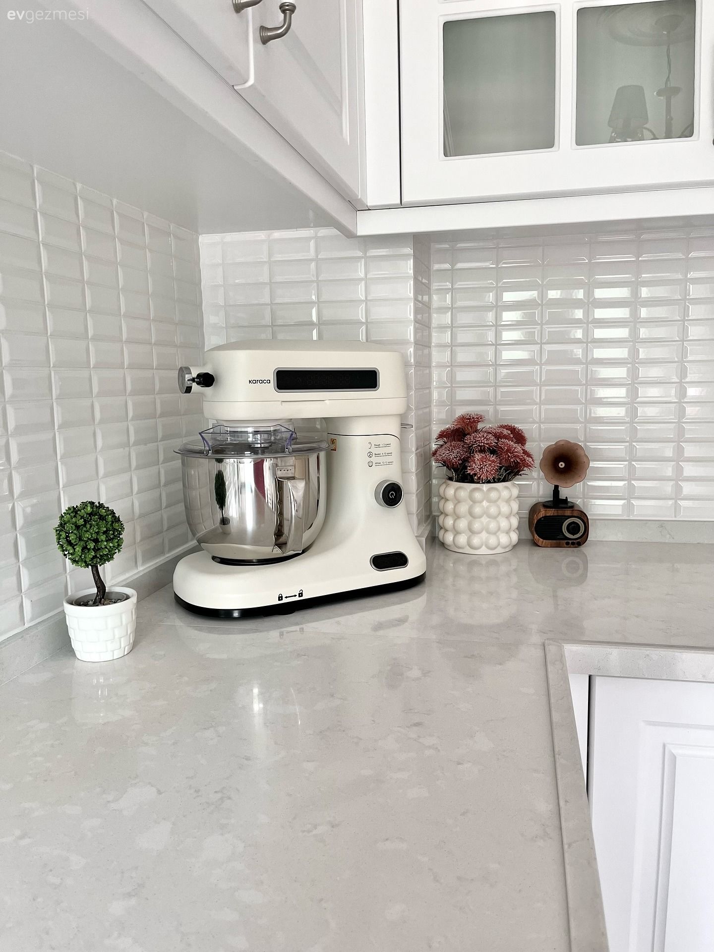 Bu Beyaz Mutfak Samimiyeti ve Ferahlığı Kucaklamış