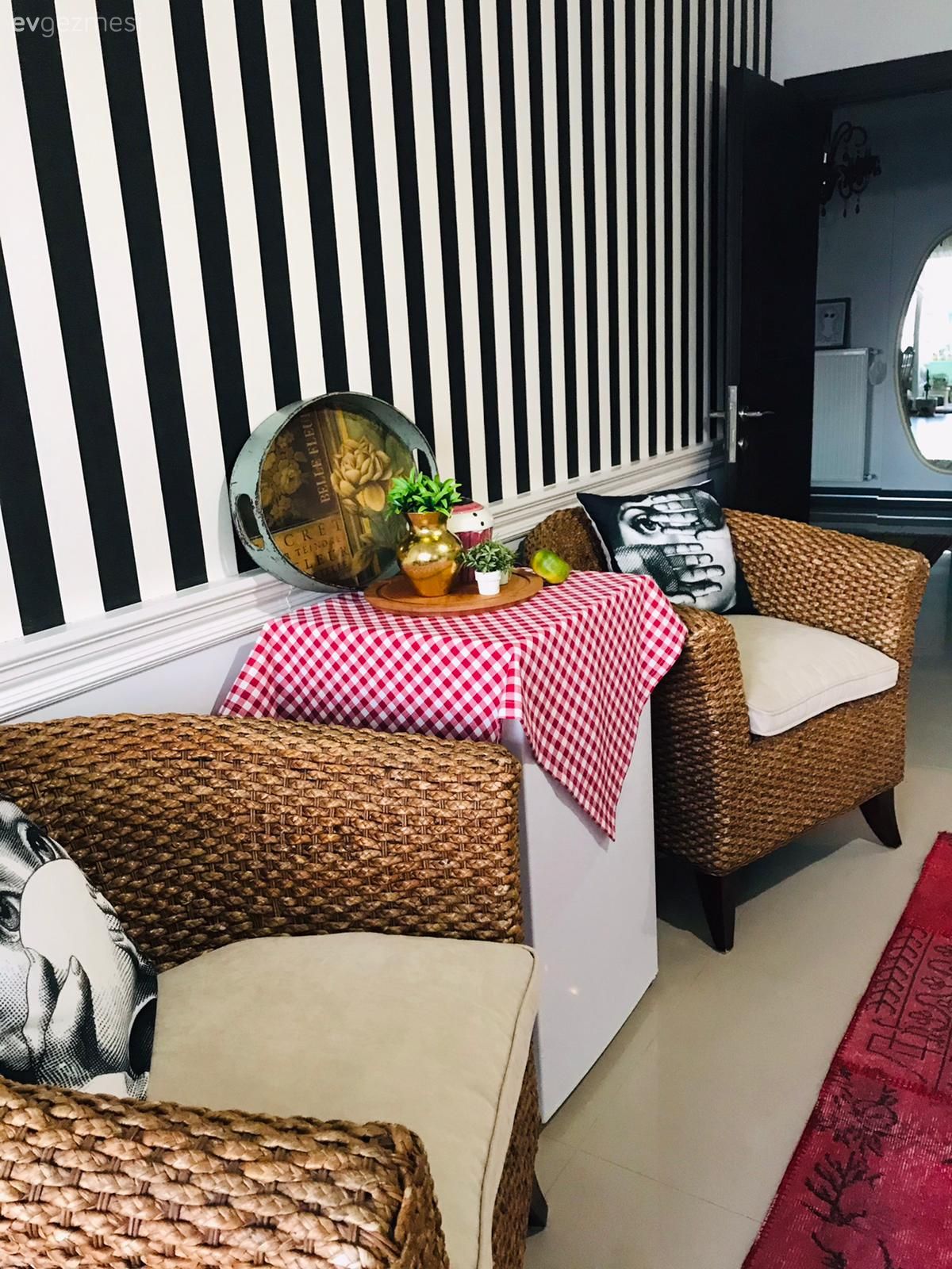 Mutfak, Mutfak duvar dekorasyonu, Çizgili duvar kağıdı, Duvar çıtalama, Hasır sandalye, Sehpa, Kırlent, Ev tekstili, Mutfak halısı, Pembe