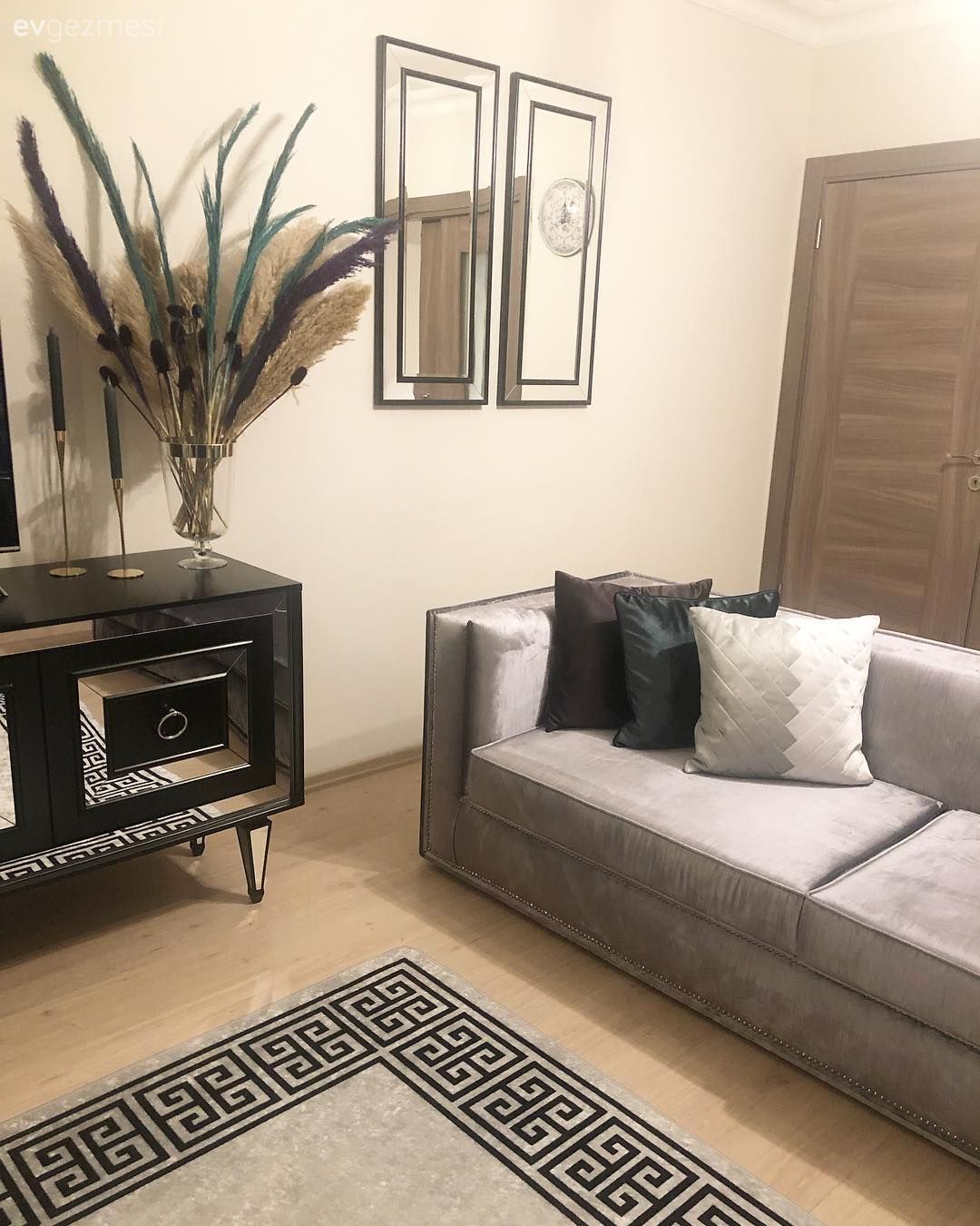 Bu Evde Metalik Işıltılar İddialı Renklerle Buluşmuş!