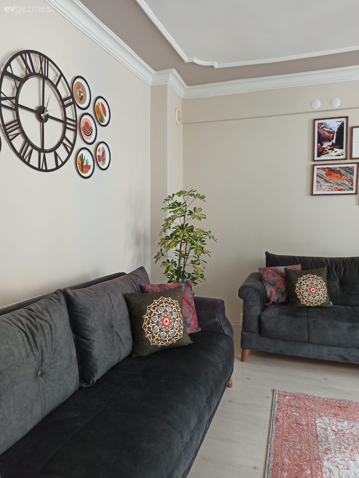 Salon, Gri, Pudra pembe, Duvar saati, Duvar dekorasyonu, Avize, Aydınlatma, Salon avizesi, Halı, Salon halısı, Tv ünitesi, Tv ünitesi aksesuarları, Ev Aksesuar, Kırlent, Ev tekstili, Duvar panosu, Tablo, Bohem Dekorasyon