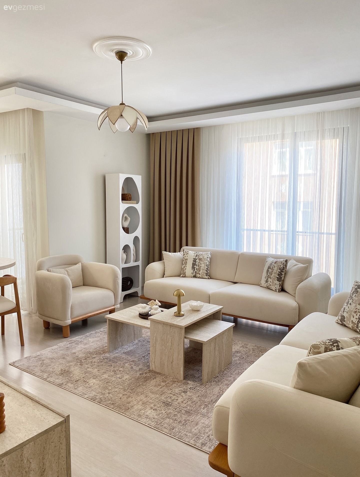 Bu Uyumlu Salonda Konfor ve Şıklık Da Tam Ayarında