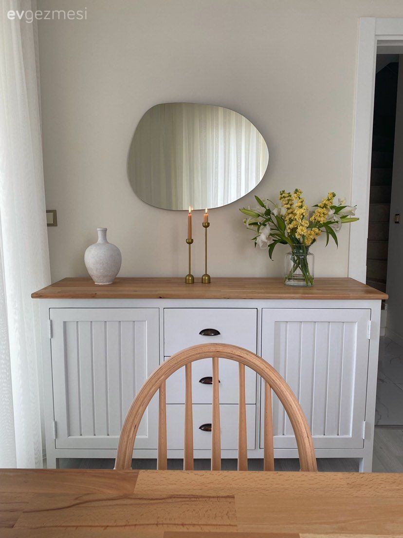 Yemek Odası, Beyaz, Ahşap Mobilya, İskandinav, Vazo, Ev Aksesuar, Çiçekler, Ayna, Konsol, Konsol üzeri dekoratif objeleri, Yemek masası, Sandalye