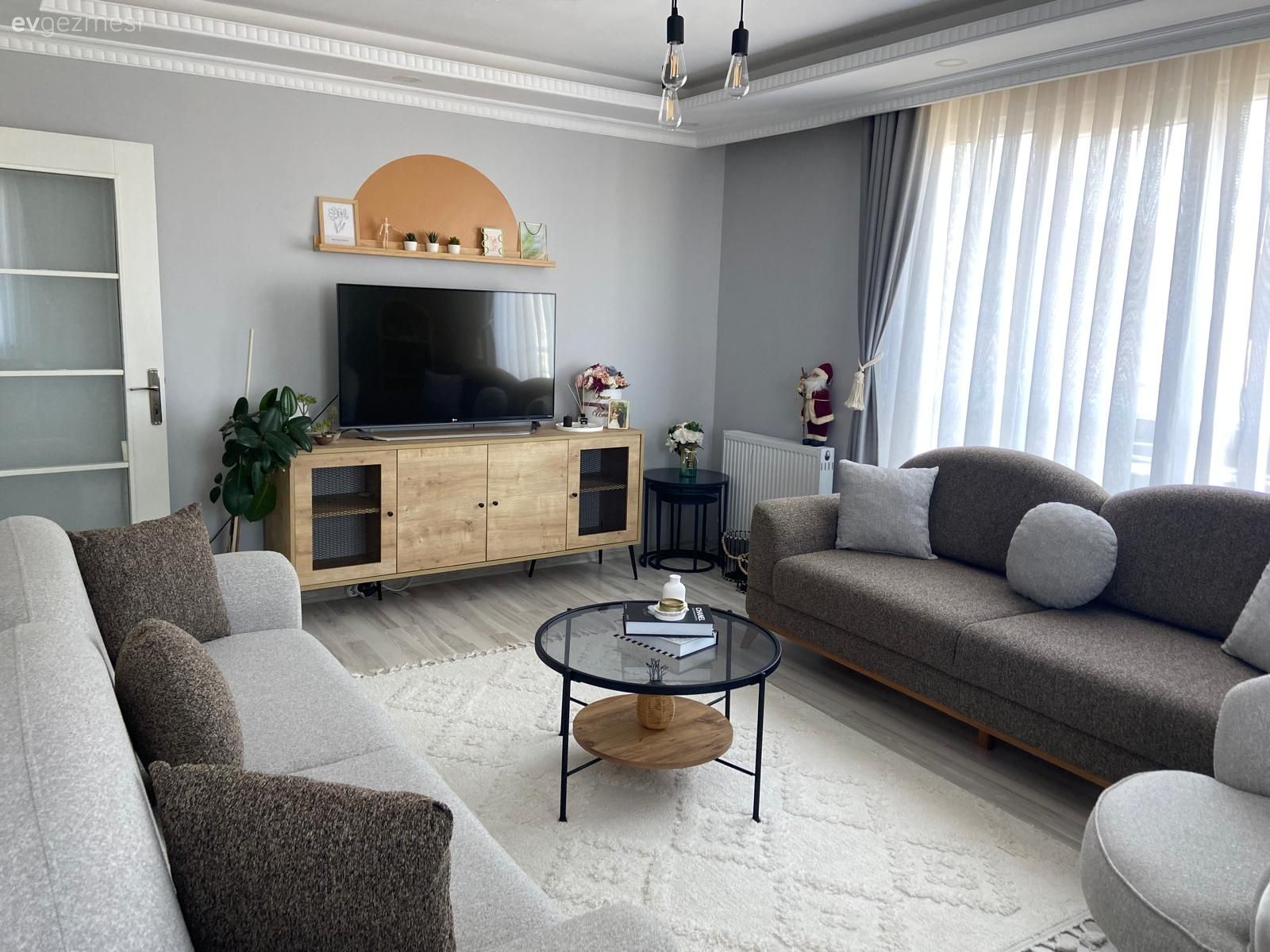 Salon, İskandinav, Modern, Gri, Bej, Beyaz, Siyah, Koltuk takımı, Fon perde, Perde, Tül perde, Gri duvar, Halı, Salon halısı, Orta sehpa, Sehpa, Ahşap Mobilya