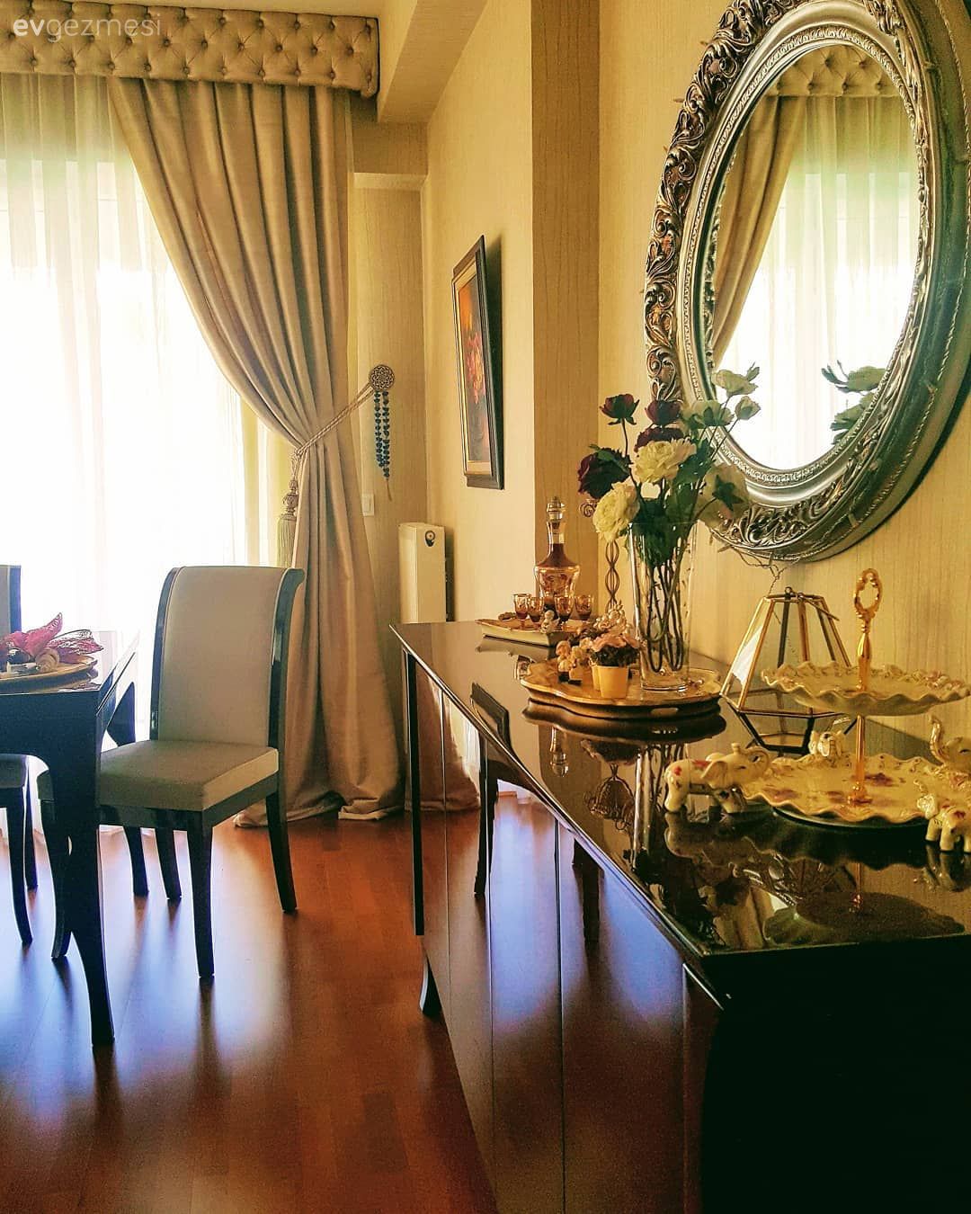 Salon, Klasik, Beyaz, Kahverengi, Krem, Konsol, Konsol üzeri dekoratif objeleri, Ayna, Tablo, Duvar dekorasyonu, Şamdan, Ev Aksesuar, Mumluk, Avize, Salon avizesi, Sandalye, Yemek masası, Vazo, Çiçekler, Fon perde, Perde, Tül perde