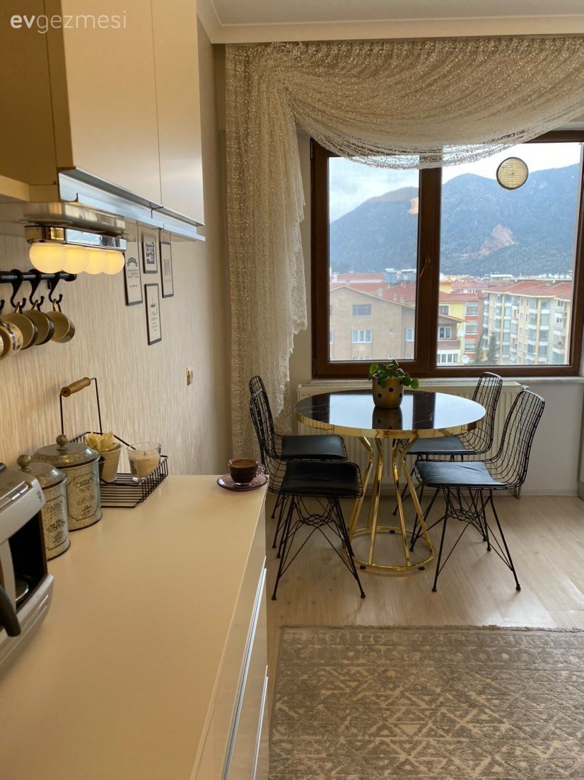 Tül perde, Perde, Beyaz, Siyah, Mutfak masası, Sandalye, Metal sandalye, Halı, Kulpsuz mutfak dolabı, Parke, Mutfak aksesuarları, Mutfak