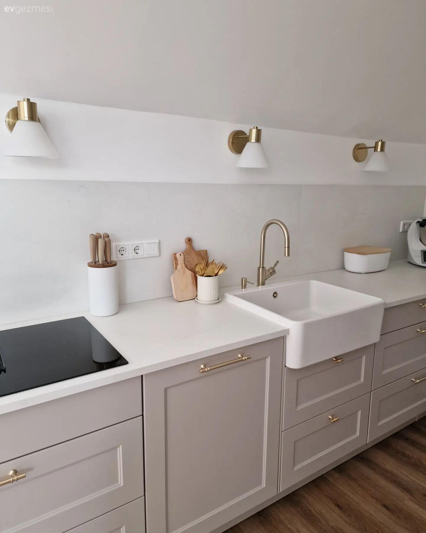 Bu Çatı Katı Katının Basıklığına Çözüm Açık Renklerle Bulunmuş!