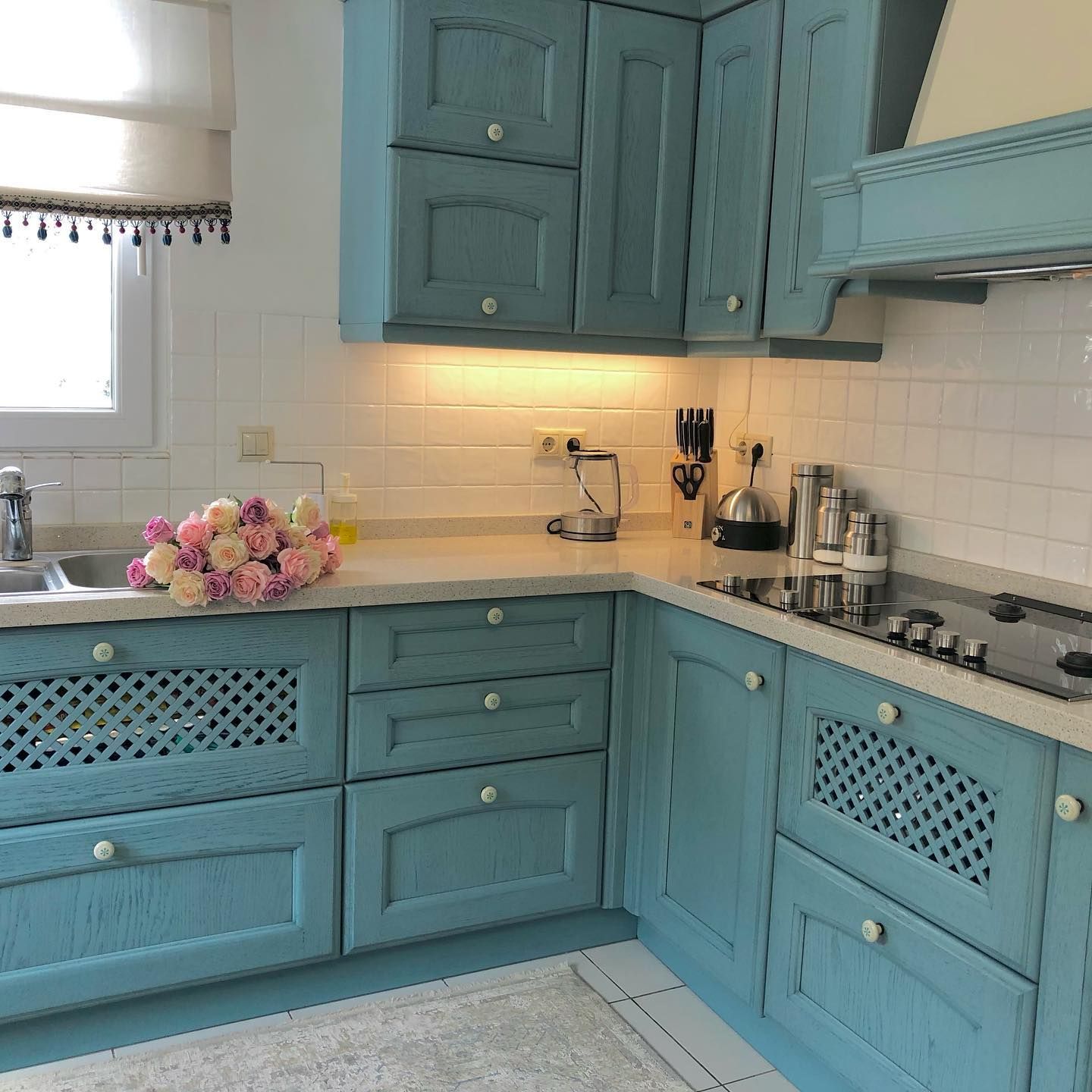 Mutfak, Mavi mutfak, Beyaz, Mavi, Mutfak tezgahı, Mutfak tezgah arası, Tezgah arası seramik, Shaker kapaklı dolaplar, Mutfak perdesi, Cam Ankastre, Ankastre, Davlumbaz, Mutfak halısı