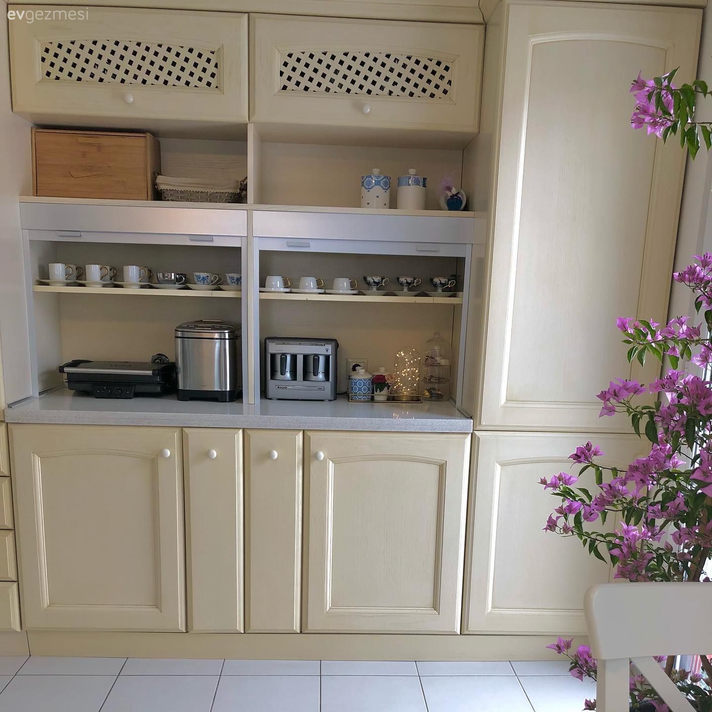 Country mutfak, Mutfak, Krem, Ekstra mutfak dolabı, Çiçekler, Beyaz