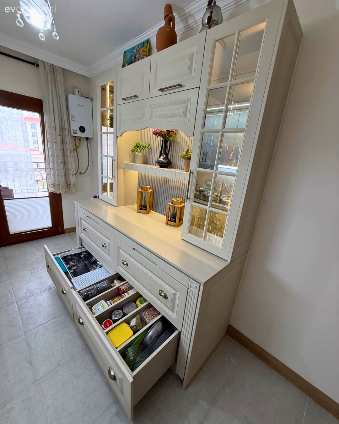 Mutfak, Kahve köşesi, Beyaz, Krem, Bej, Mutfak aksesuarları, Cam kapaklı dolap, Shaker kapaklı dolaplar, Mutfak düzeni