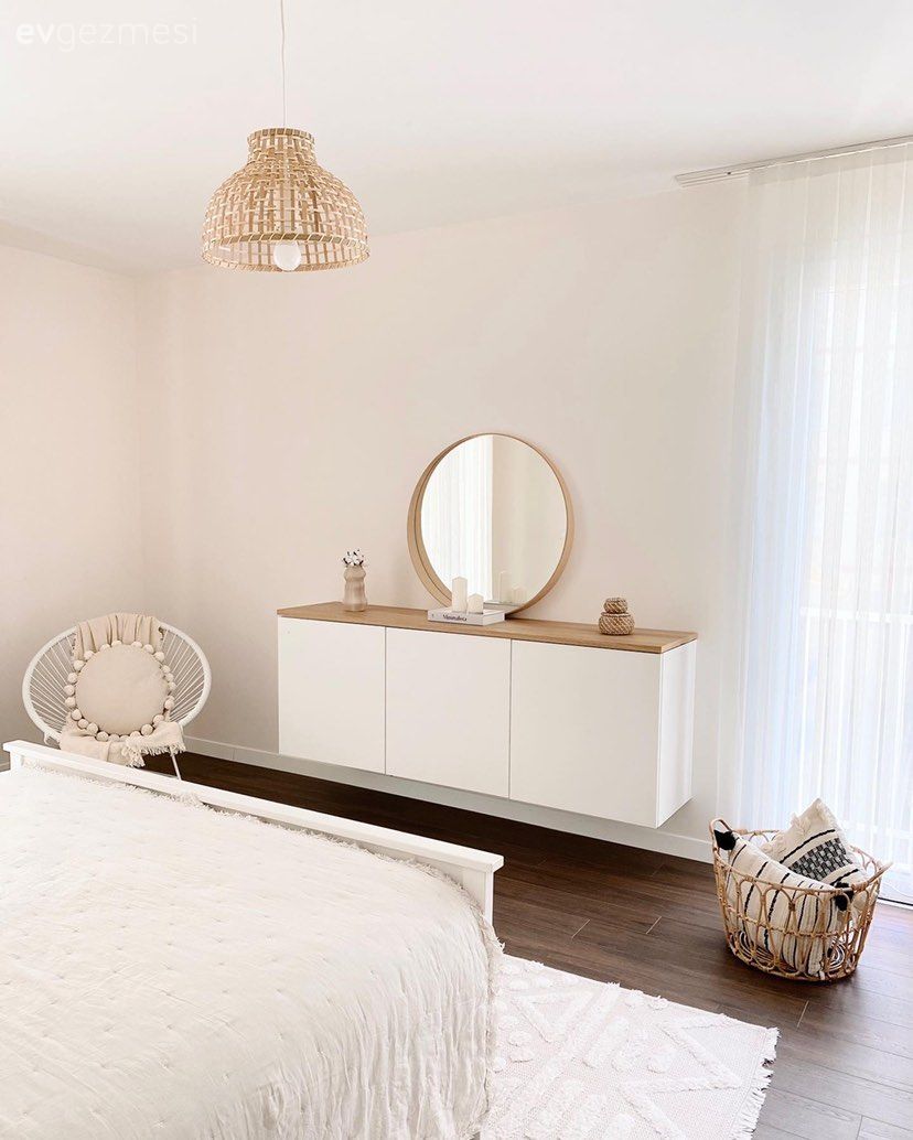Yatak Odası, Beyaz, Bej, Ahşap Mobilya, Hasır avize, Hasır sepet, Yatak örtüsü, Makyaj masası, Makyaj aynası, Tül perde, Perde