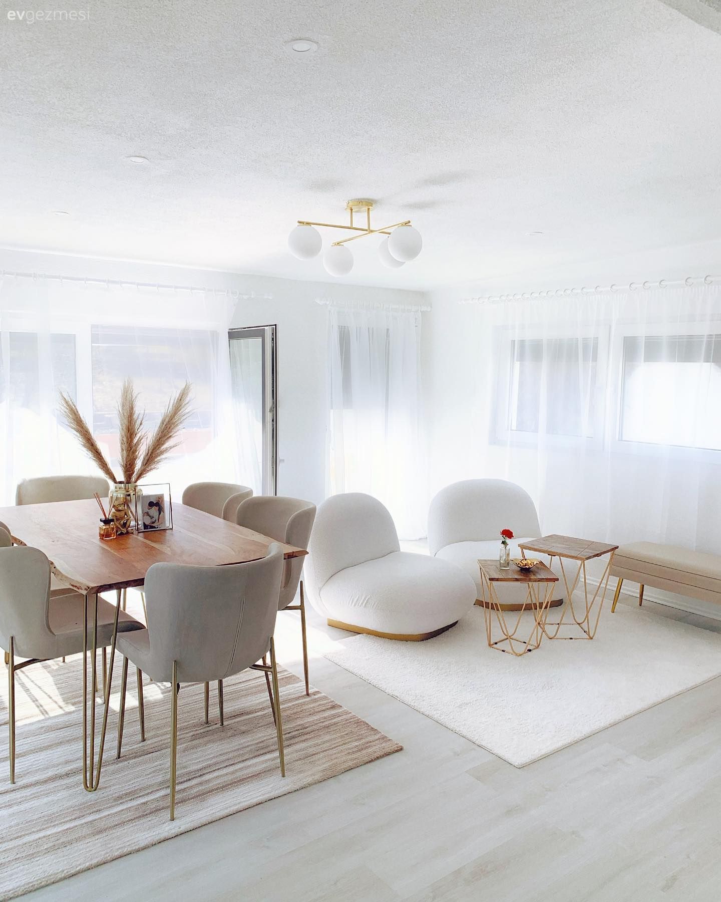 Beyazları Kuşanmış Bu Evde Altın Vurgularla Hareket Sağlanmış