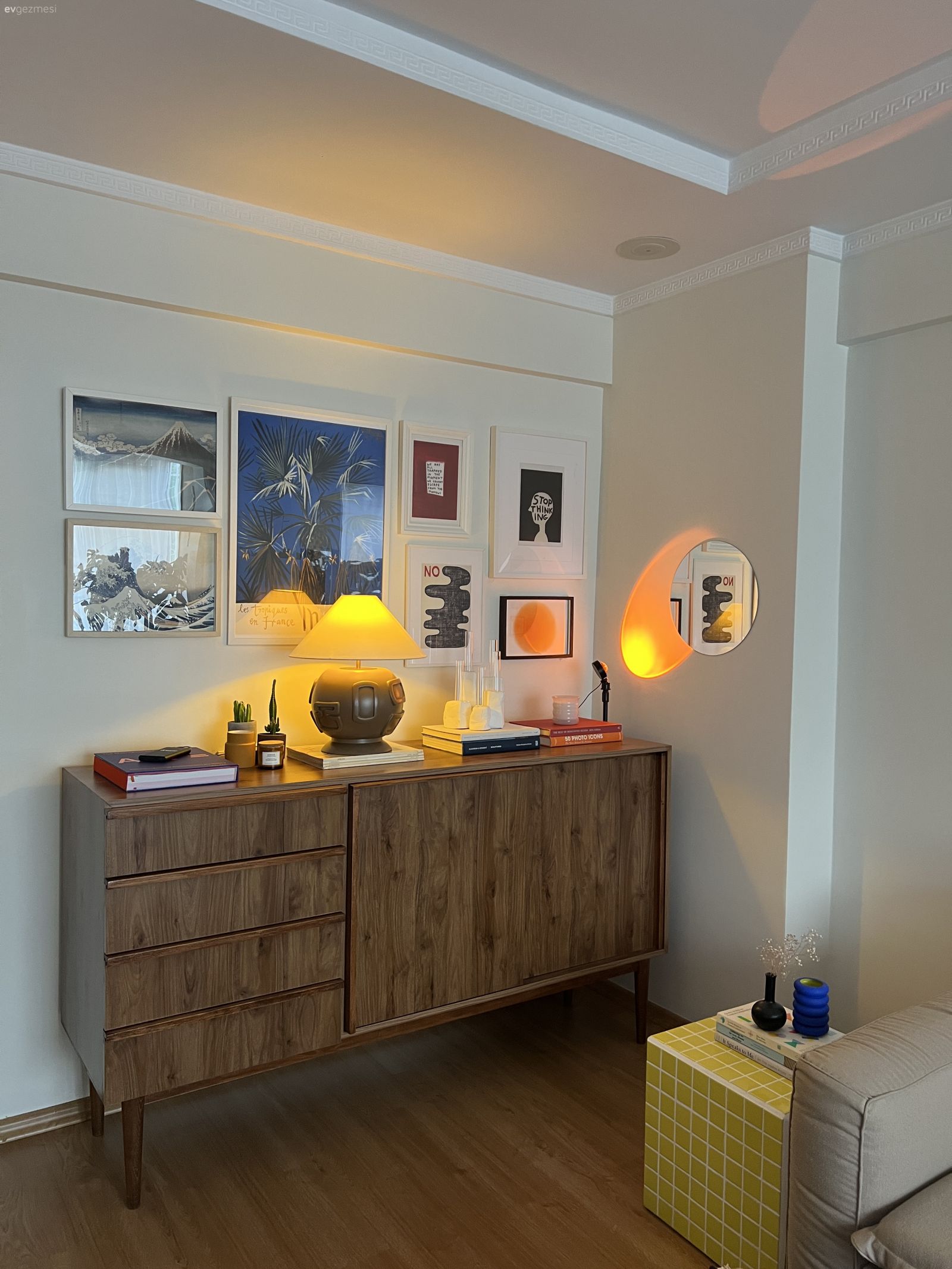 Konsol, Ahşap Mobilya, Konsol üzeri dekoratif objeleri, Tablo, Duvar dekorasyonu, Çerçeve, Abajur, Aydınlatma, Dekoratif Objeler