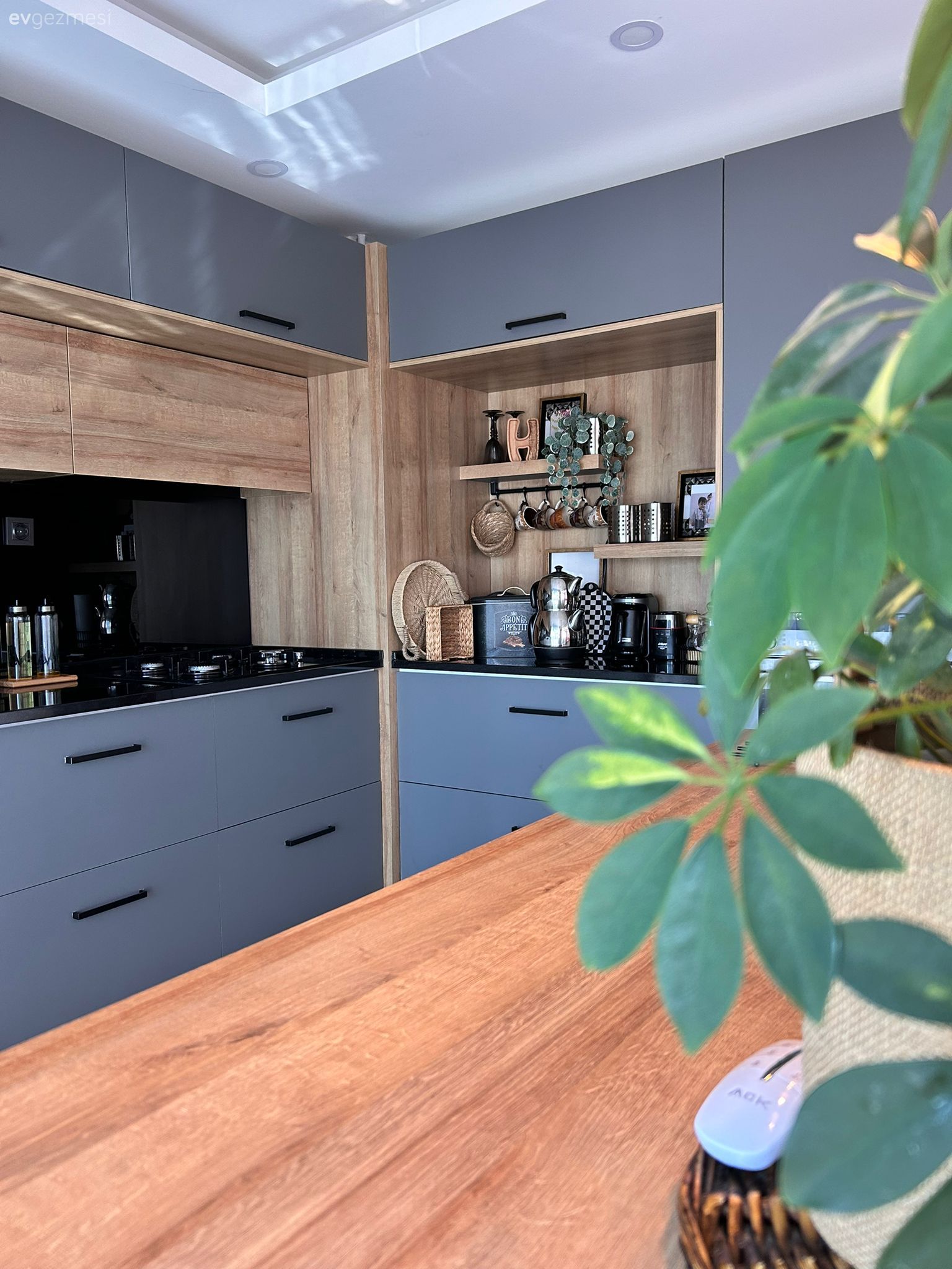 Mutfak, Rustik mutfak, Gri, Siyah, Ahşap Mobilya, Ahşap mutfak, Kahve köşesi, Mutfak aksesuarları, Siyah tezgah, Mutfak tezgahı, Mutfak tezgah arası