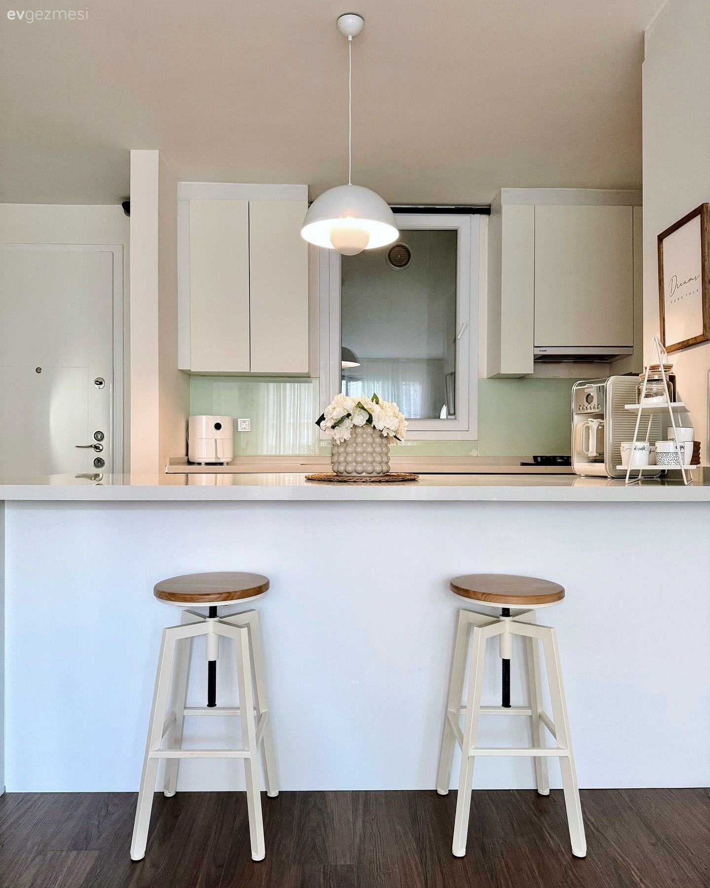 Bu Açık Mutfaklı Evde Salaş Şıklık Esas Alınmış