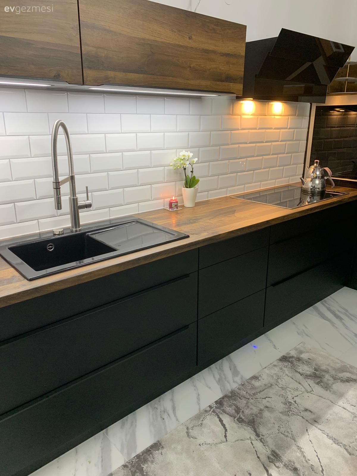 Mutfak, Modern, Siyah, Beyaz, Davlumbaz, Siyah mutfak, Ankastre, Mutfak zemin seramikleri, Mutfak halısı, Spot aydınlatma, Aydınlatma, Mutfak tezgahı, Mutfak tezgah arası, Tezgah arası seramik, Metro seramik, Seramik