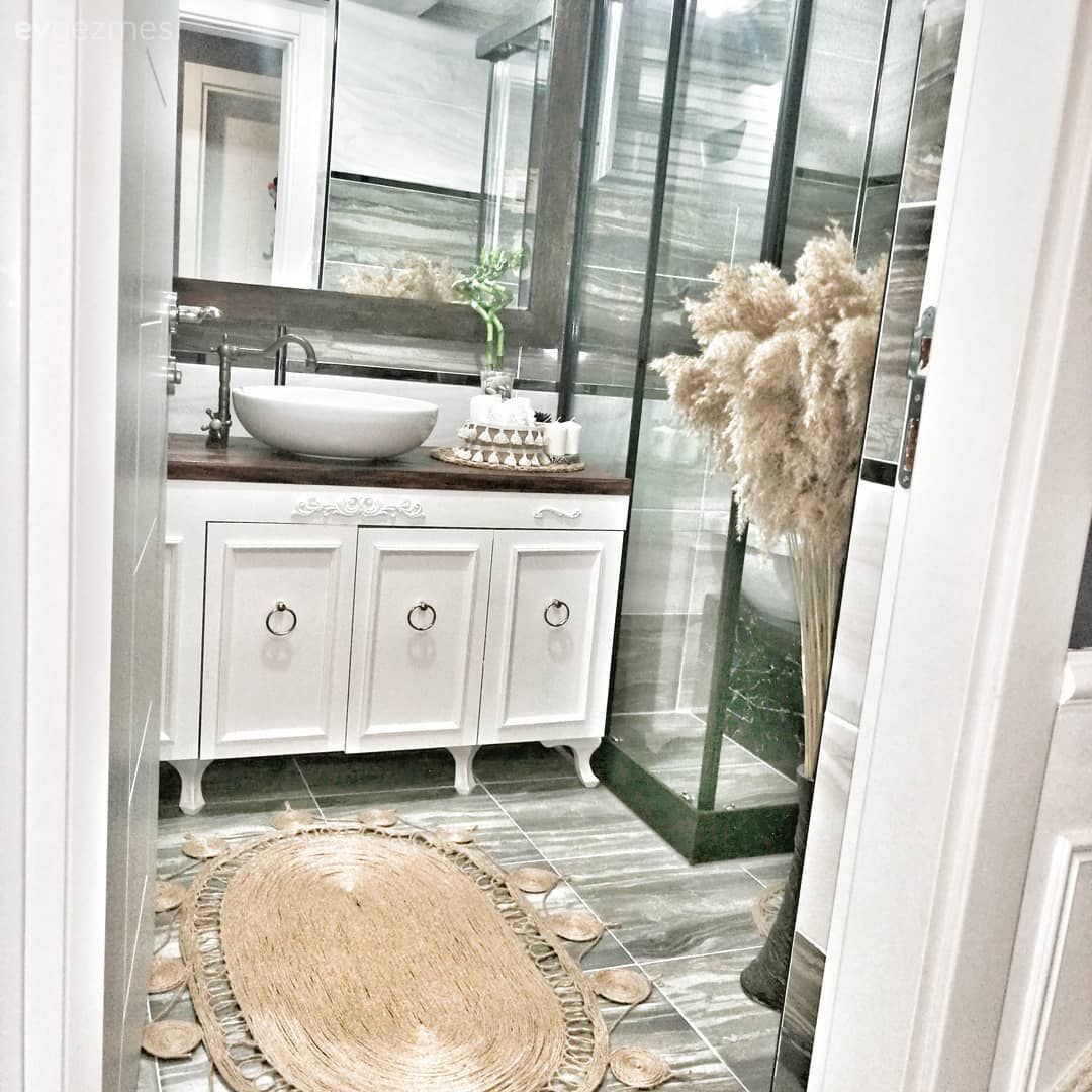 Banyo, Beyaz, Siyah, Banyo dolabı, Banyo aynası, Duşakabin, Jüt halı, Halı, Pampas otu, Vazo, Ev Aksesuar