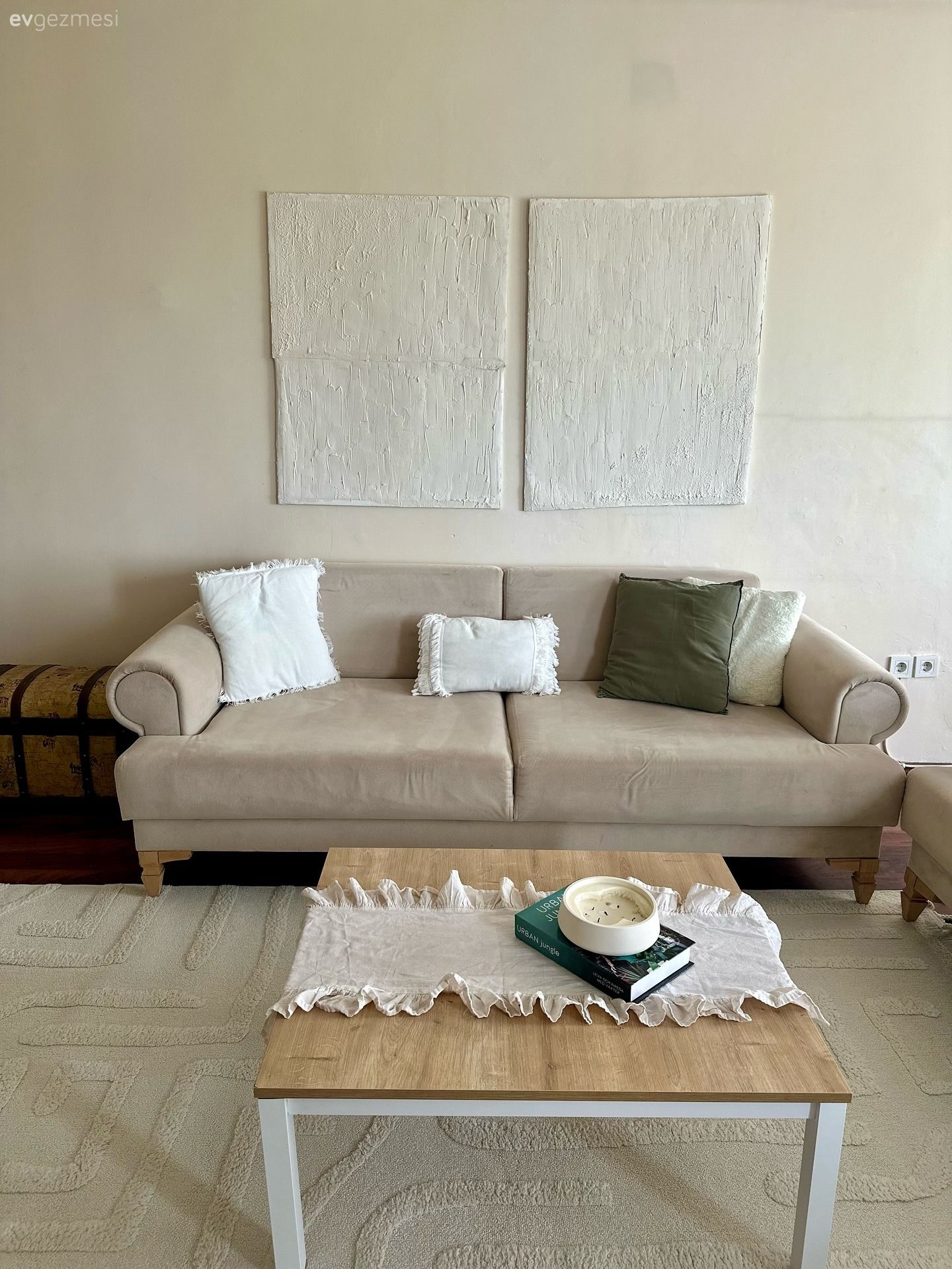 Vizon, Beyaz, Krem, Bej, Koltuk takımı, Tablo, Duvar dekorasyonu, Kırlent, Ev tekstili, Halı, Salon halısı, Orta sehpa, Sehpa