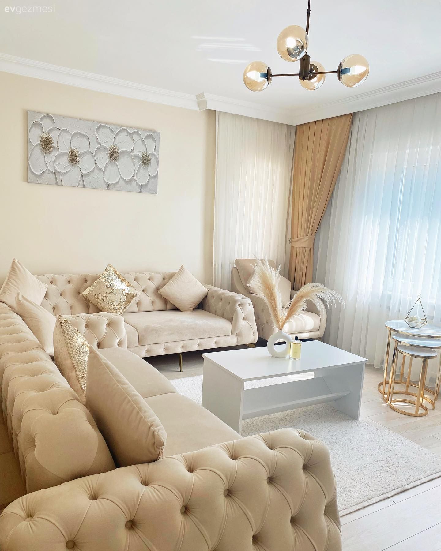 Bu İstanbul Evinde Açık Renklerin Ferahlığı Tüm Alanı Kuşatmış!