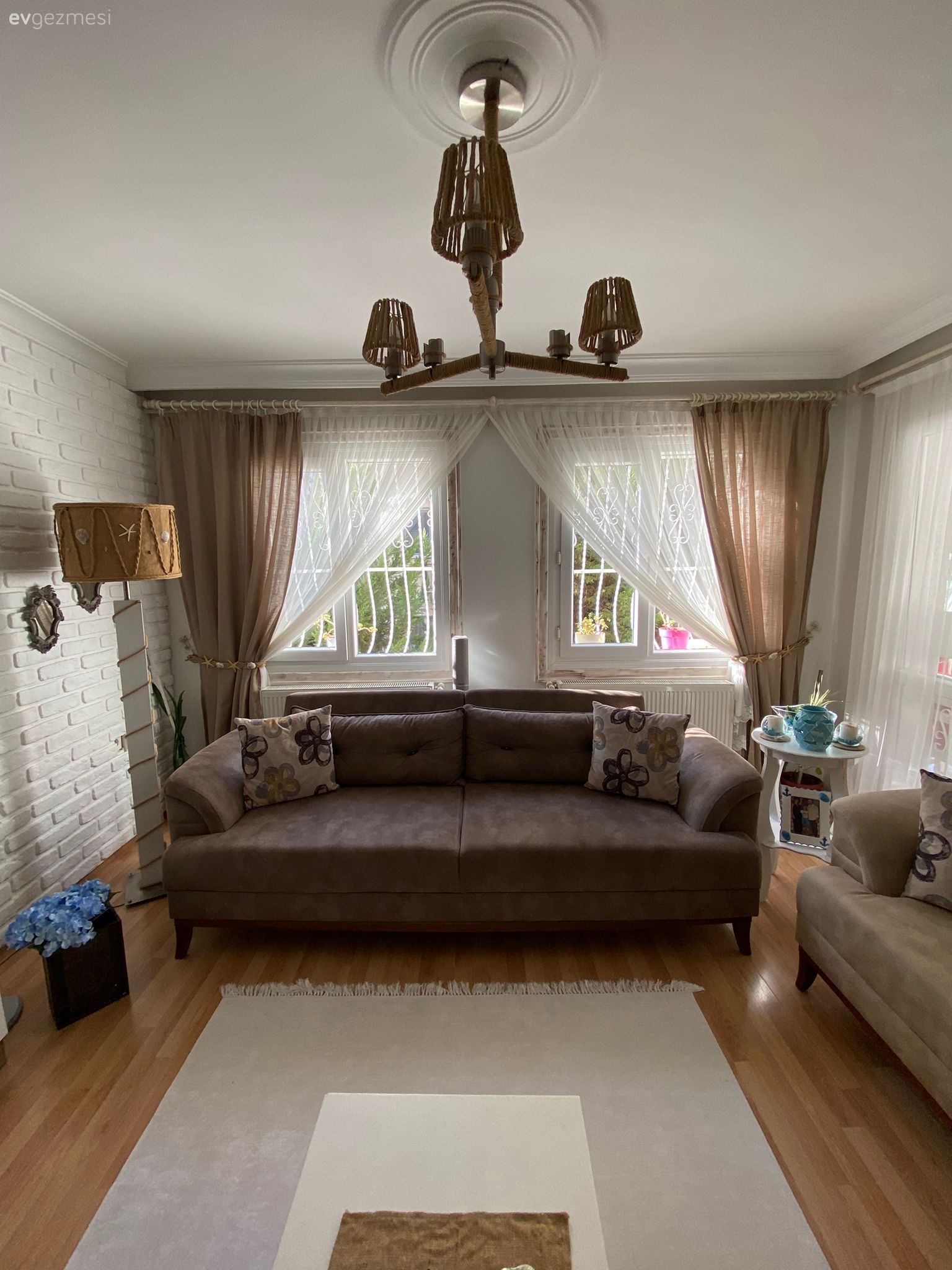 Salon, Country, Vizon, Krem, Beyaz, Fon perde, Perde, Tül perde, Koltuk takımı, Lambader, Aydınlatma, Halı, Salon halısı, Taş duvar, Duvar dekorasyonu, Dekoratif Objeler, Avize, Salon avizesi