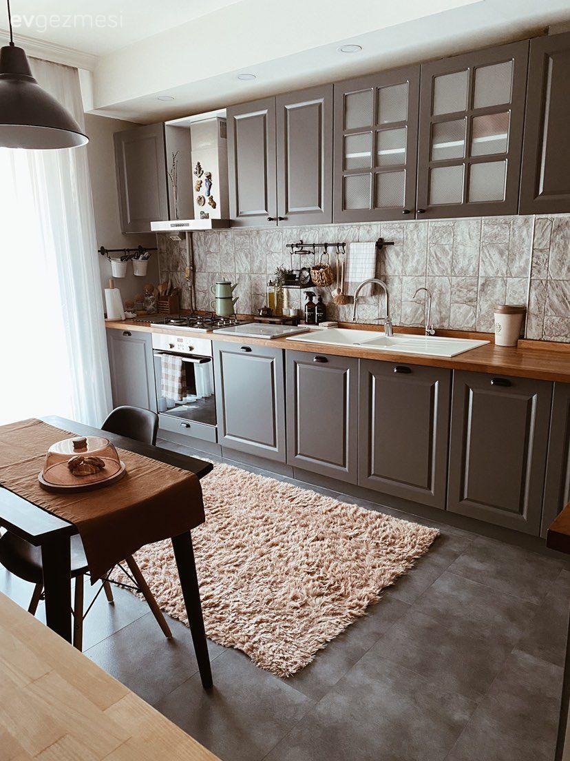Mutfak, Rustik, Gri mutfak, Gri, Vizon, Beyaz, Siyah, Shaker kapaklı dolaplar, Ahşap mutfak tezgahı, Mutfak tezgahı, Mutfak tezgah arası, Tezgah arası seramik, Avize, Aydınlatma, Mutfak Avize Modelleri, Tül perde, Perde, Mutfak halısı, Mutfak masası, Sandalye, Davlumbaz, Mutfak zemin seramikleri, Sarkıt