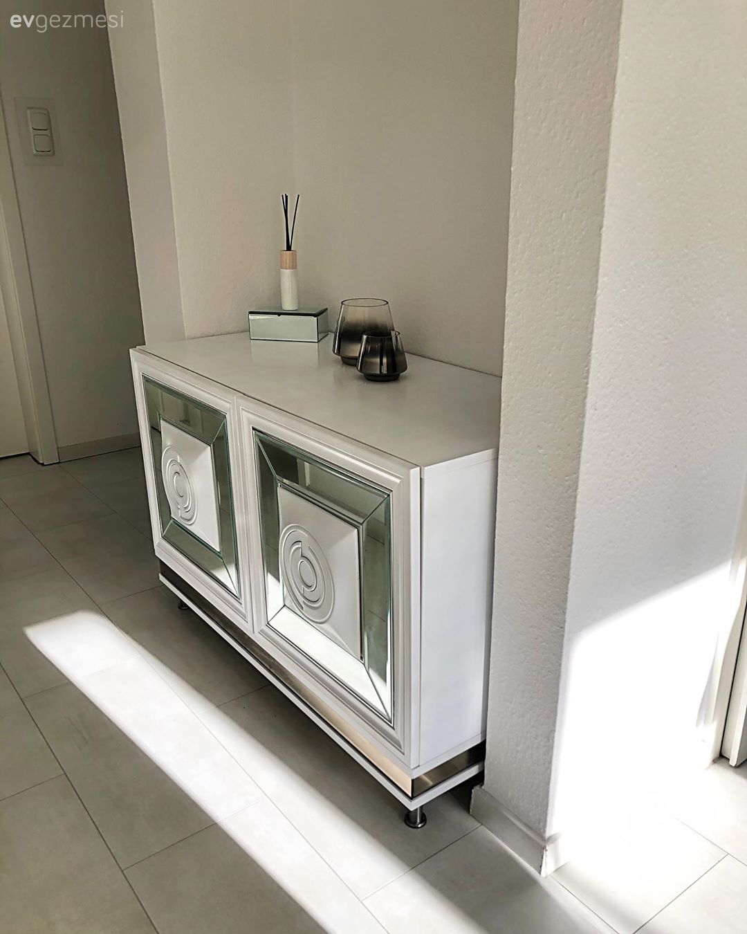 Konsol, Konsol üzeri dekoratif objeleri, Beyaz