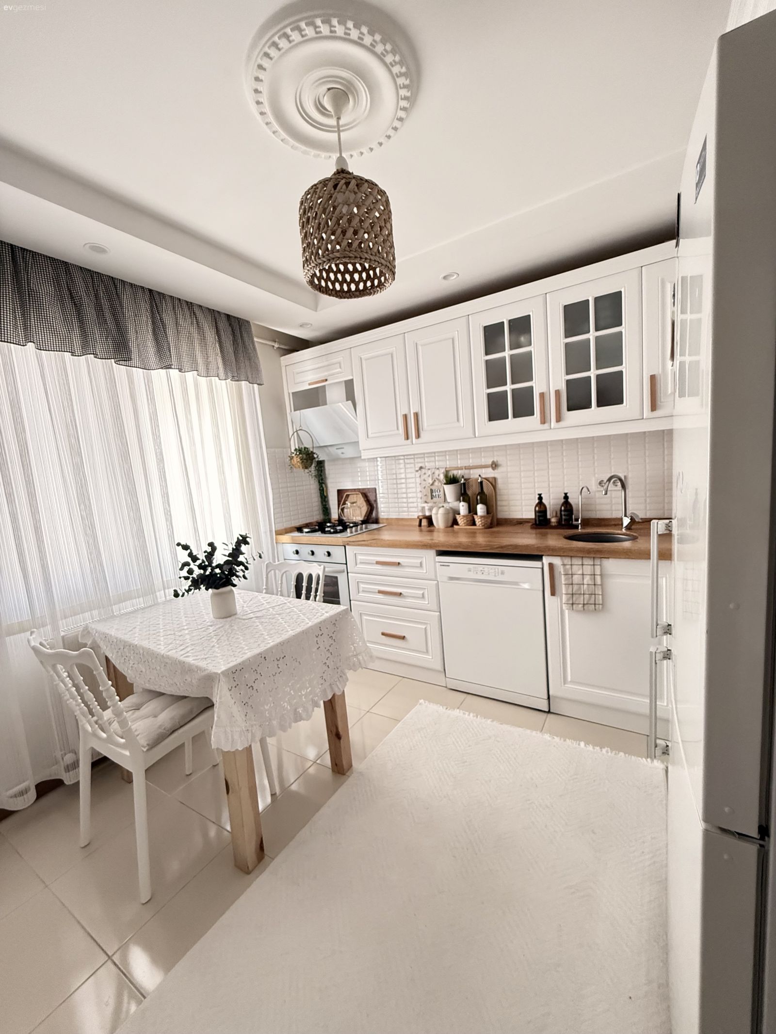 Bu İki Katlı Evde Modern ve Country Esintiler Karışmış