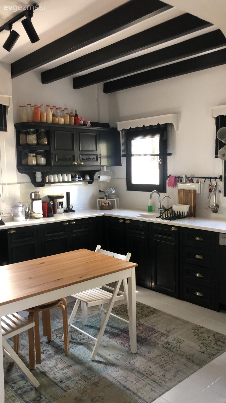 Mutfak, Siyah mutfak, Rustik, Rustik mutfak, Ahşap Mobilya, Mutfak tezgahı, Mutfak tezgah arası, Tezgah arası seramik, Beyaz, Bej, Vizon, Tavan dekorasyon, Sandalye, Mutfak masası, Mutfak aksesuarları, Dekoratif Objeler, Shaker kapaklı dolaplar, Mutfak halısı