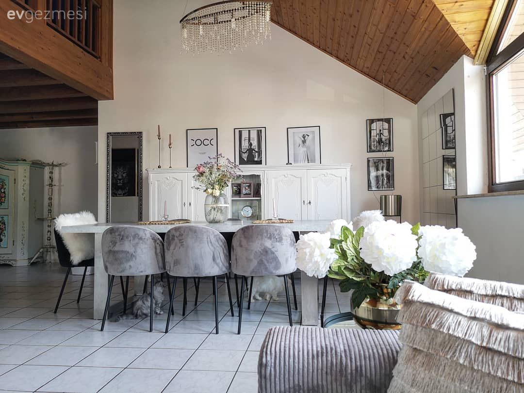 Yemek Odası, Modern, Country, Gri, Beyaz, Siyah, Tavan dekorasyon, Lambri tavan, Yemek masası, Sandalye, Konsol, Konsol üzeri dekoratif objeleri, Tablo, Duvar dekorasyonu, Şamdan, Ev Aksesuar, Vazo, Çiçekler, Avize, Aydınlatma, Yemek odası avizesi, Dubleks evler