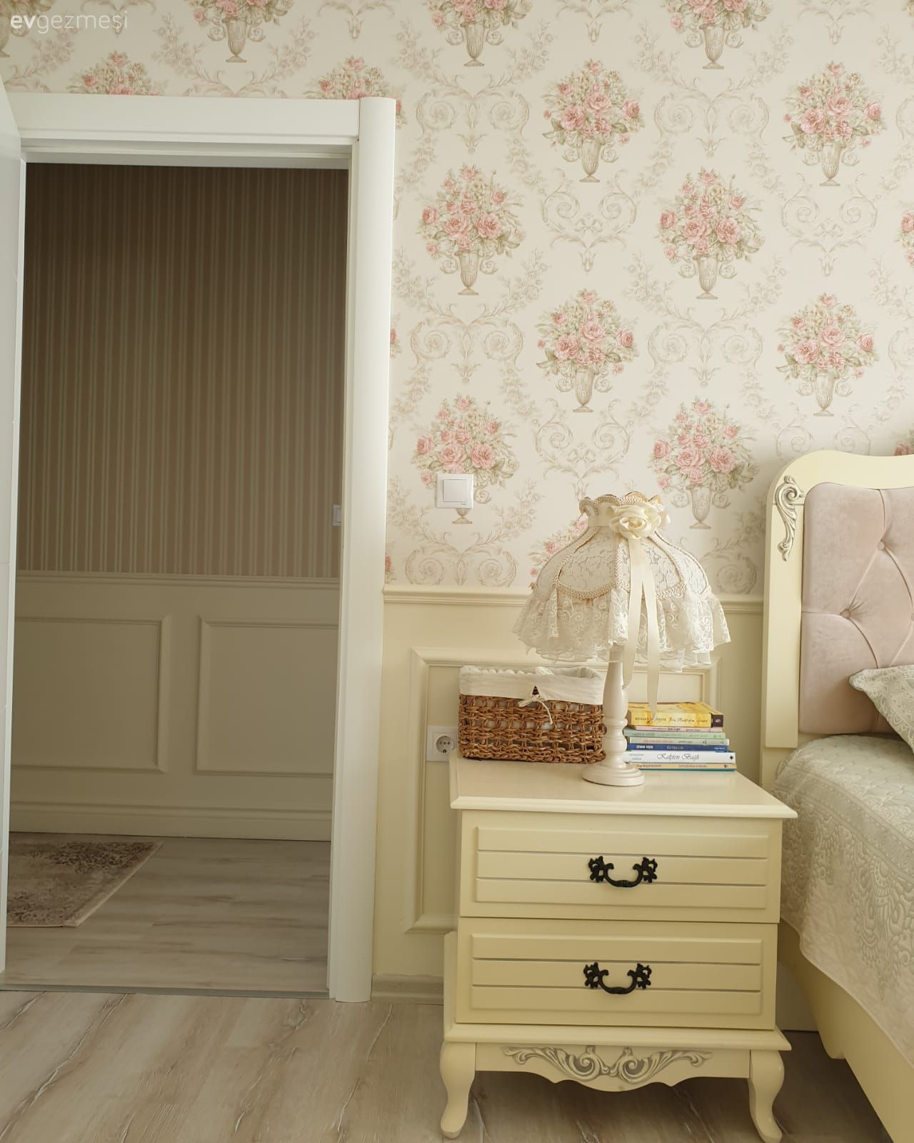 Krem, Komodin, Duvar kağıdı, Duvar dekorasyonu, Abajur, Aydınlatma