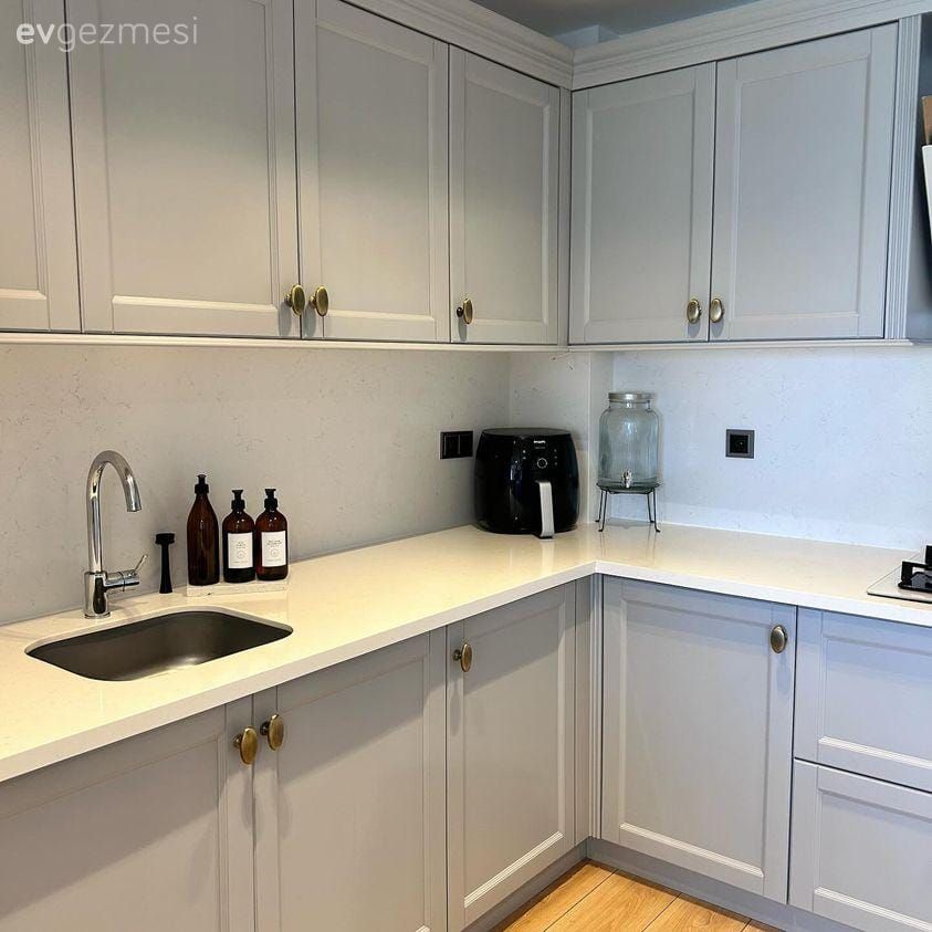 Bej, Mutfak tezgahı, Mutfak, Beyaz, Mutfak tezgah arası, Siyah, Shaker kapaklı dolaplar