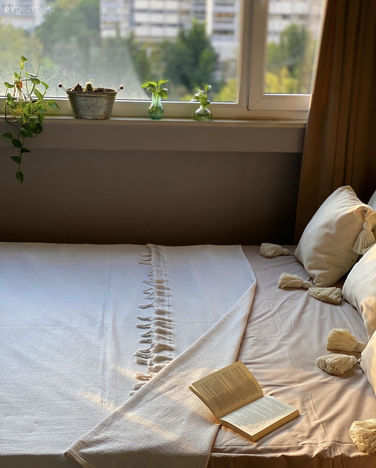 Yatak Odası, Beyaz, Ev bitkisi, Fon perde, Perde, Kırlent, Ev tekstili, Yatak örtüsü