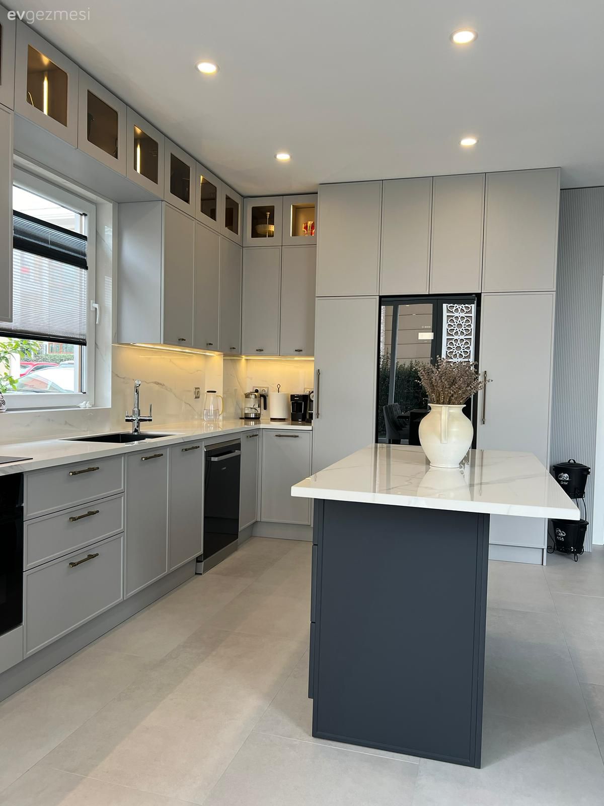 Bu Mutfakta Bronz Cam Kapaklar Modern Tarzın Nostaljik Yorumu!