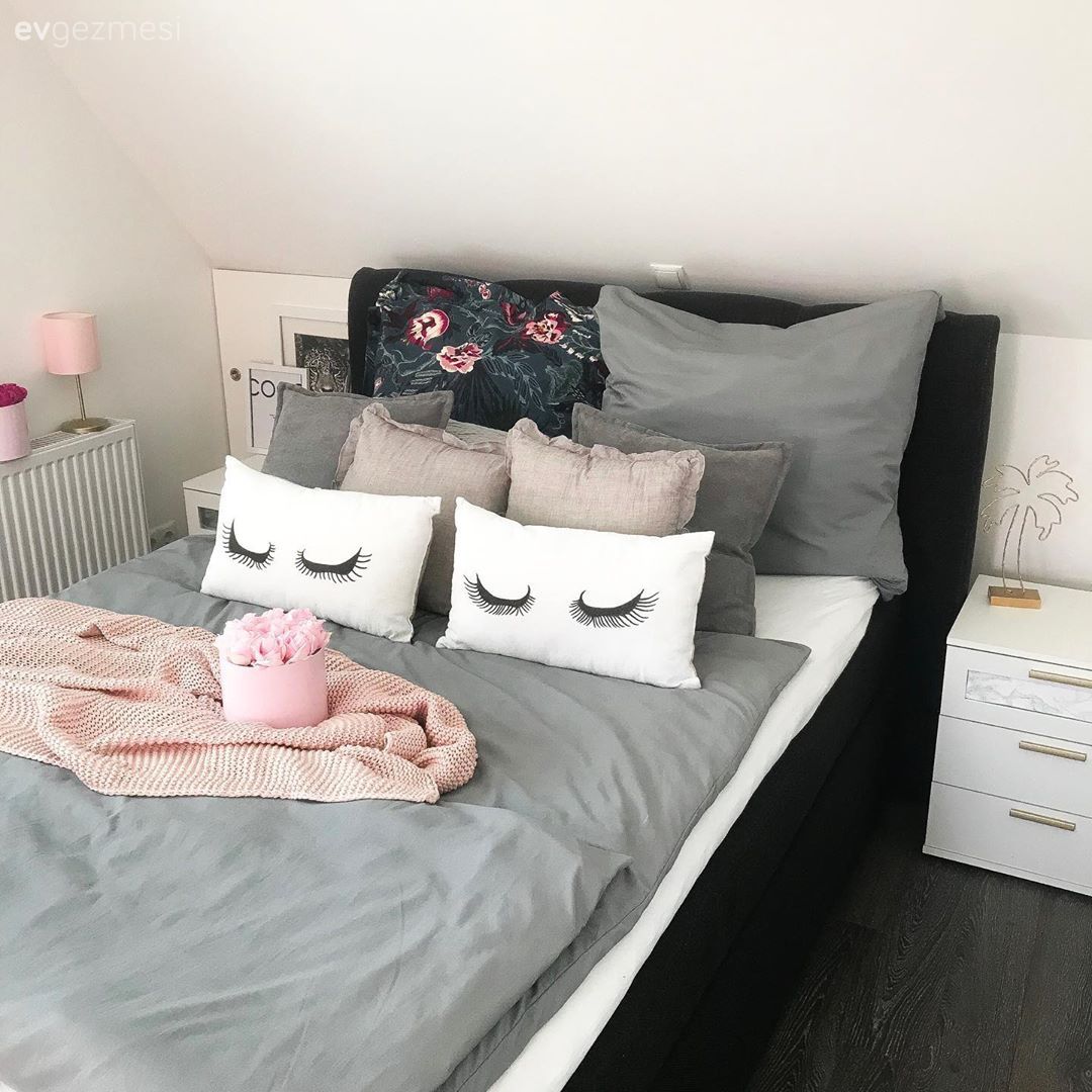 Yatak Odası, Gri, Beyaz, Pembe, Kırlent, Ev tekstili, Yatak örtüsü, Çiçekler, Vazo, Ev Aksesuar, Tablo, Duvar dekorasyonu, Çiçekli desen, Desenler, Komodin