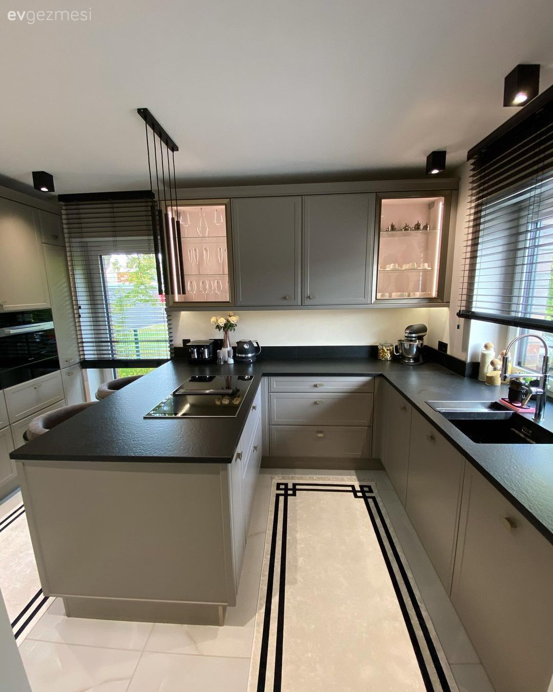 Mutfak, Modern, Gri mutfak, Gri, Siyah, Siyah tezgah, Mutfak tezgahı, G-tipi mutfak, Mutfak tezgah arası, Mutfak aksesuarları, Mutfak halısı, Mutfak Avize Modelleri, Ankastre, Mutfak yarım adası