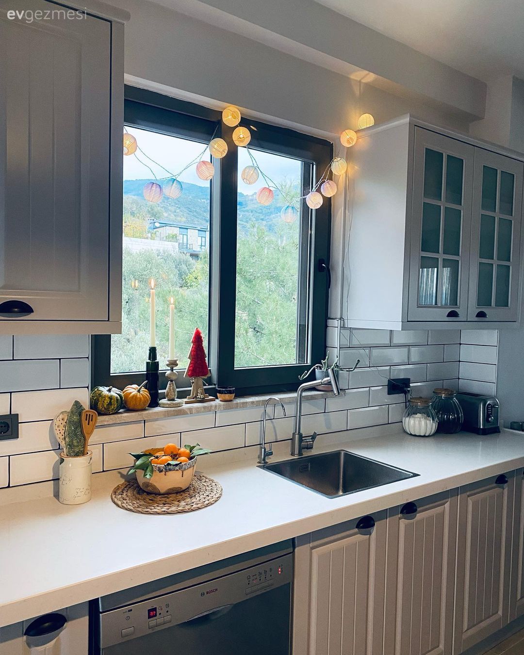 Mutfak, Beyaz, Shaker kapaklı dolaplar, Mutfak tezgah arası, Metro seramik, Seramik, Mutfak Avize Modelleri, Mutfak aksesuarları