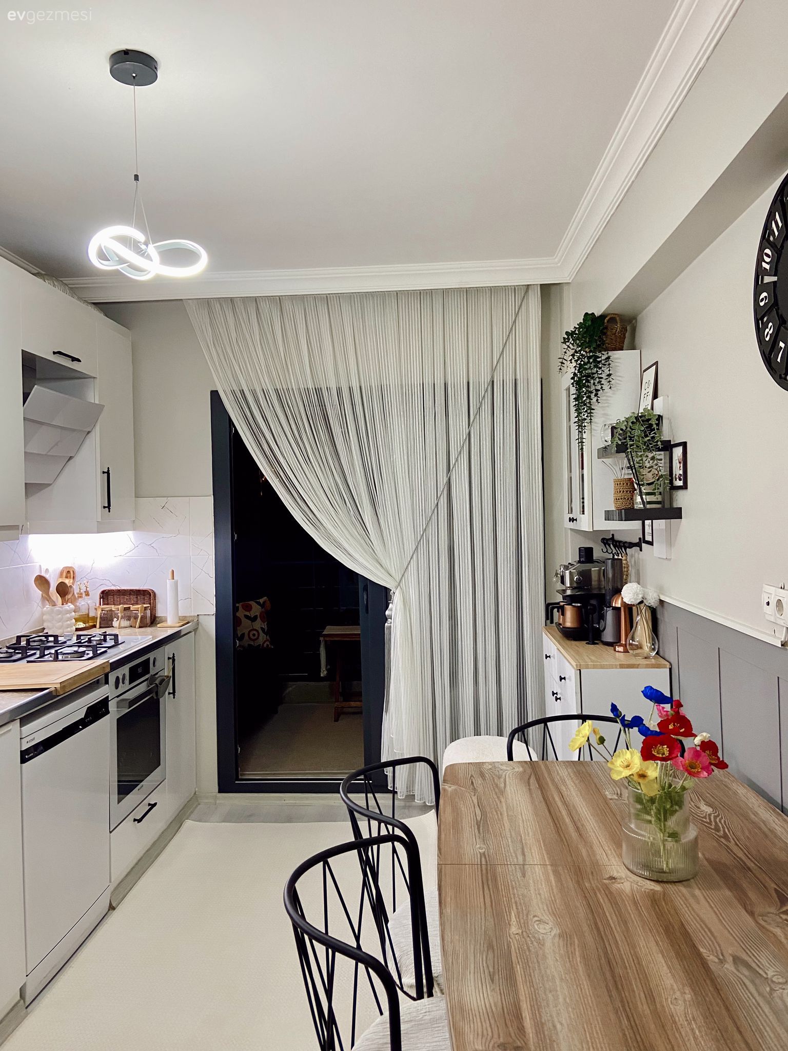 Lacivert ve Krem Uyumu Bu Evin Karakterini Belirleyen Detay