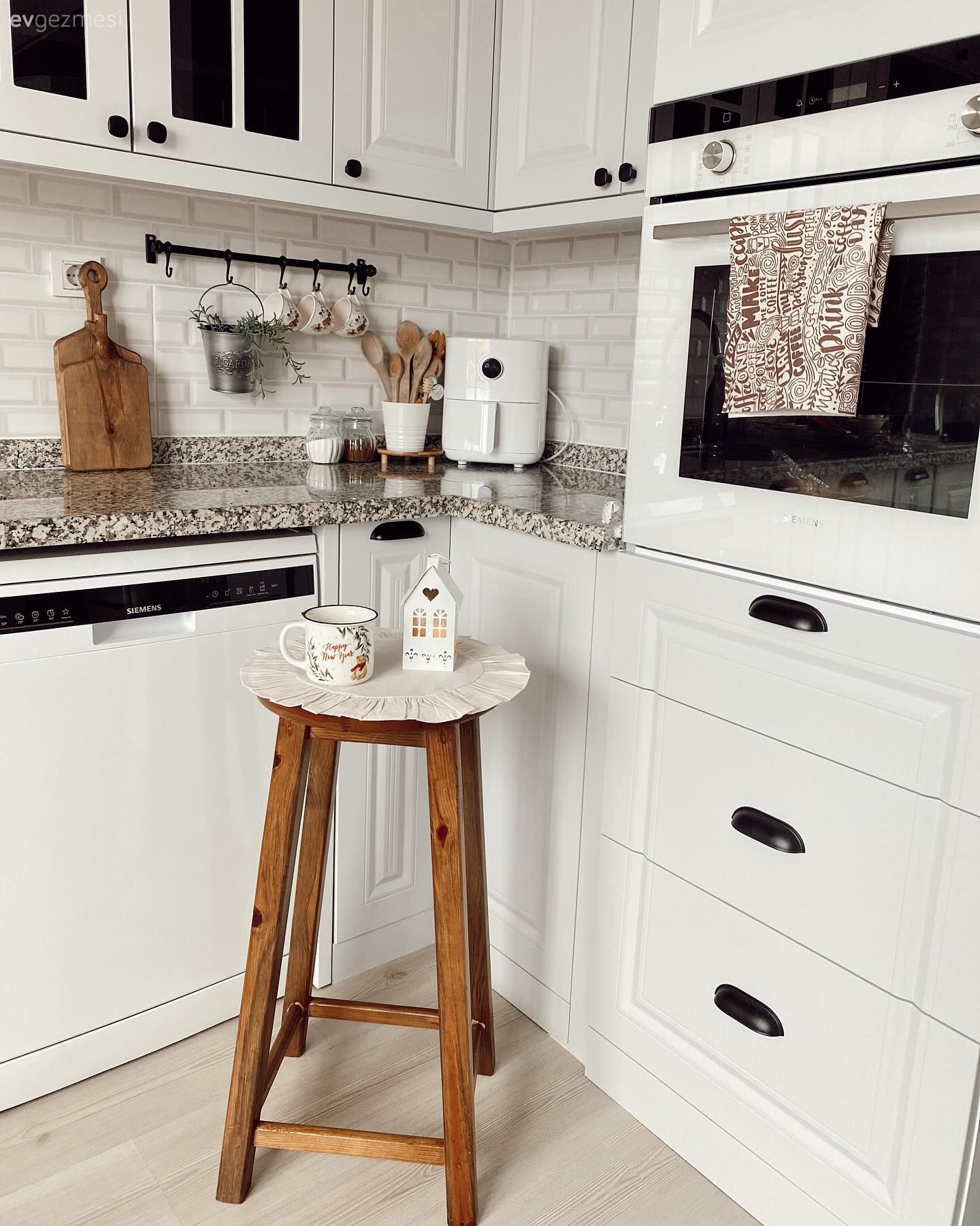 Ferahlık İsteyen Bu Evde Ortama Enerji Katan Renkler de Unutulmamış!