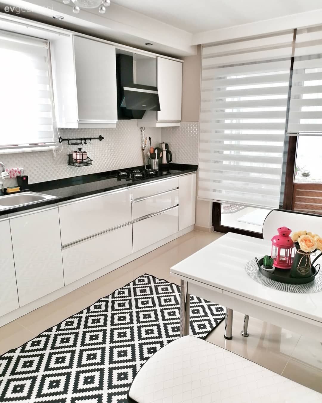 Mutfak, Beyaz mutfak, Siyah tezgah, Mutfak tezgahı, Mutfak tezgah arası, Siyah, Beyaz, Mutfak halısı, Modern mutfak, Zebra Perde, Perde, Mutfak perdesi, Çiçeklik, Ankastre, Davlumbaz, Bank, Sandalye, Mutfak masası